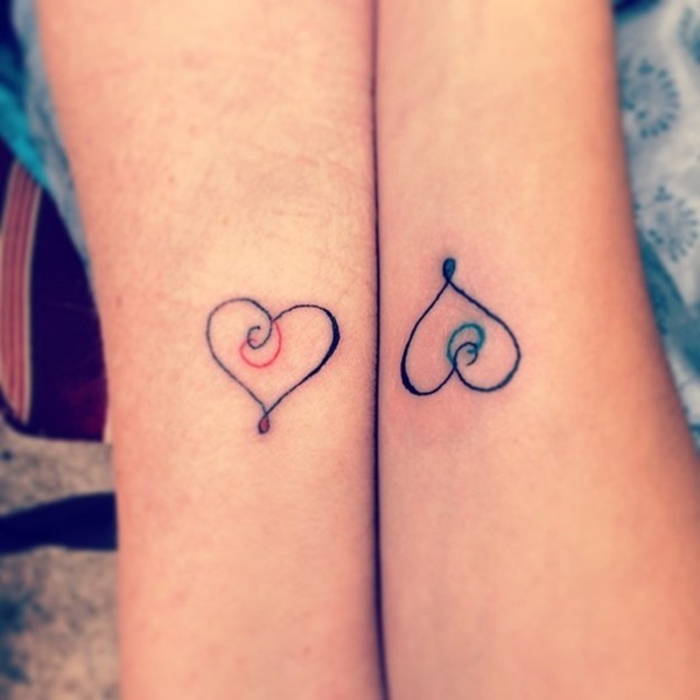 tatuajes para dos, tatuajes de pareja, prueba de amor, corazones pequeños, azul y rojo