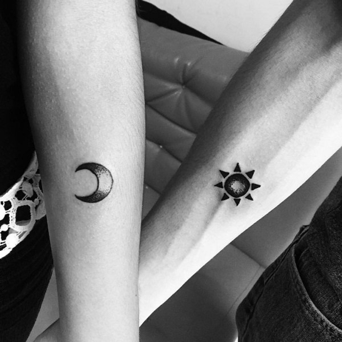 tatuajes para dos que se complementan entre sí, luna y sol, tatuajes de brazo
