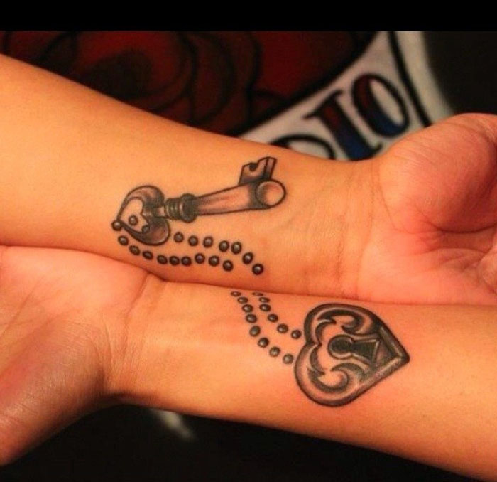 tatuajes para parejas, llaves y cerraduras, motivos del corazón, tatuajes que se complementan entre sí