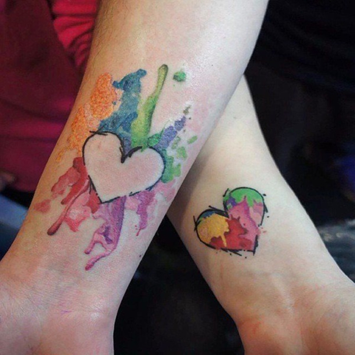 tatuajes que se complementan, corazones de colores, tatuajes para dos, románticos