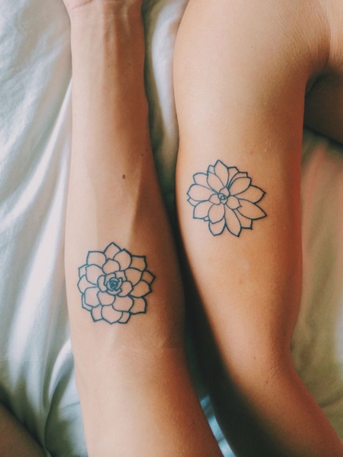 Tatuajes de pareja, motivos florales, tatuajes que se complementan, para ella y para él