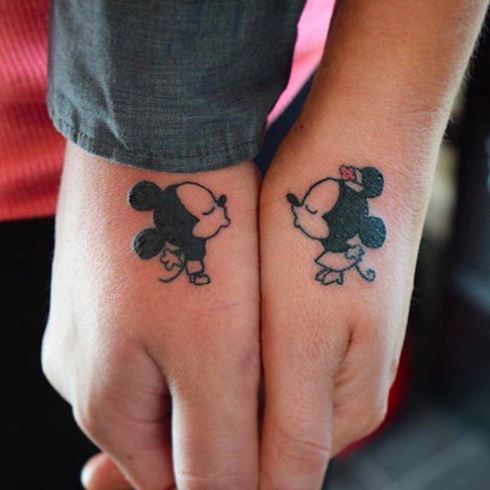tatuajes para parejas, motivo Disney, mickey mouse y minnie mouse, beso