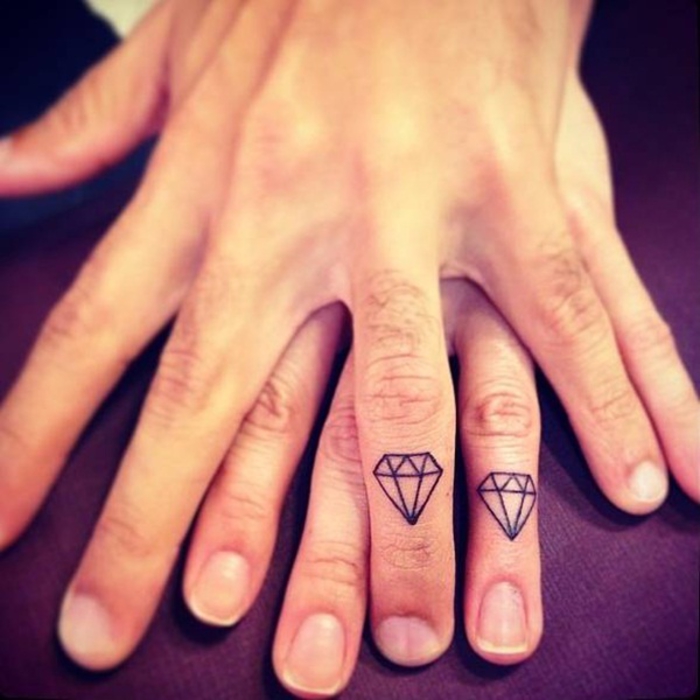tatuajes para parejas, tatuajes de dedos pequeños, diamantes, buena idea para parejas casadas