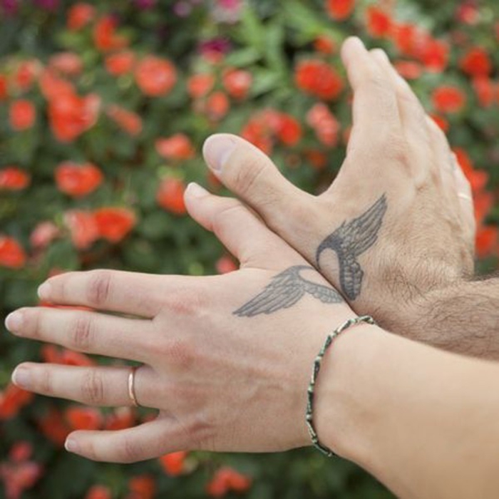 tatuajes para parejas que se complementan, corazón con alas, bello y romántico