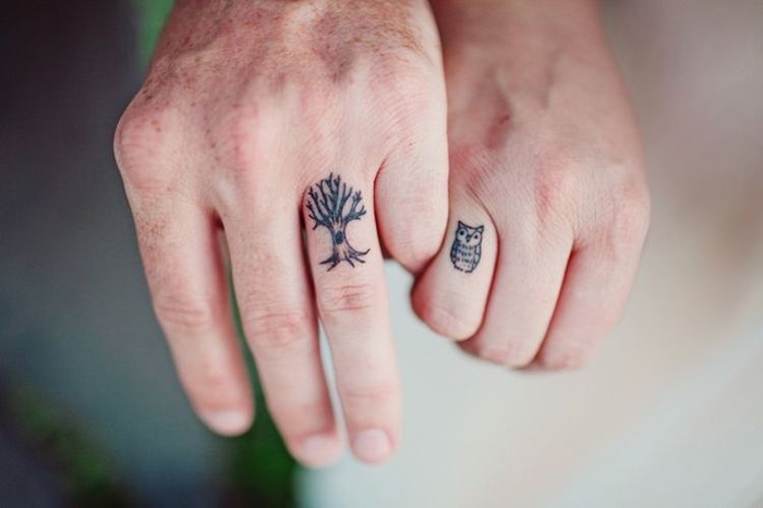 ideas de tattos para dos, uhu y árbol, tatuajes de dedos, pequeños tatuajes para parejas