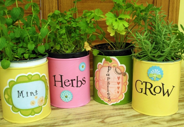 Haga sus propias mini macetas de latas de pintura latas pequeñas y coloque las inscripciones de color rosa, verde, amarillo, idea