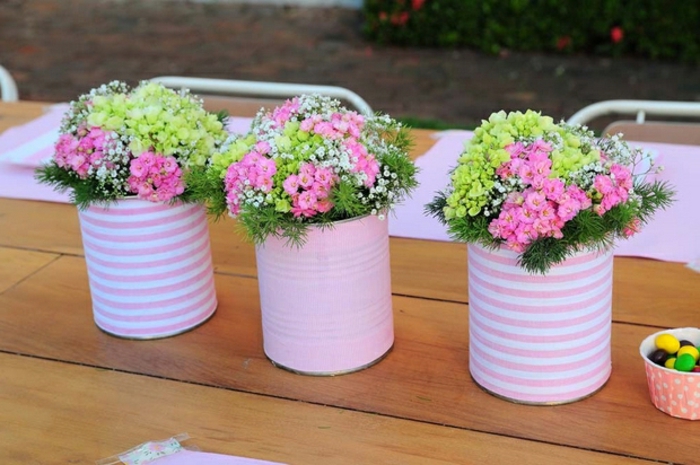 mini macetas mini ideas de decoración de ollas de lata para el hogar simplemente hermosas y divertidas flores rosadas en maceta de color rosa