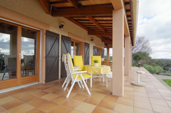 Baldosas con techo para patio, combinadas con sillas amarillas