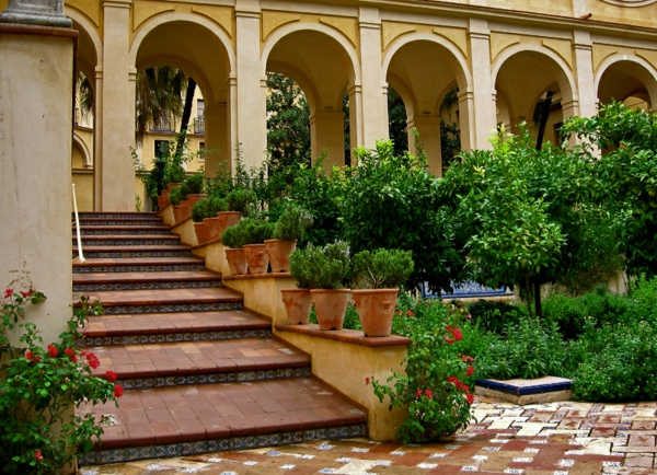 σχεδιασμός κήπου με σκάλες πλακάκια και πράσινα φυτά