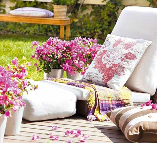 ιδέα κηπουρικής - ξαπλώστρα και λουλούδια σε ροζ αποχρώσεις