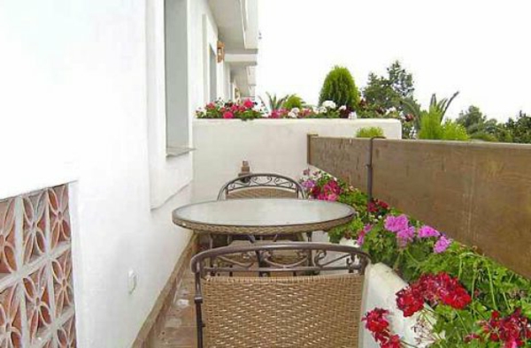 terraza-franja-mesa redonda-sillas-dos-Schmall-pero-muy-buena-decorado y