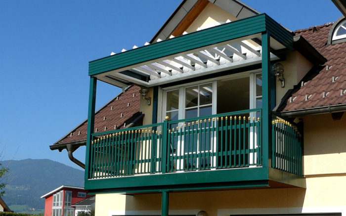 露台和阳台木材漆成绿色的白色檐篷