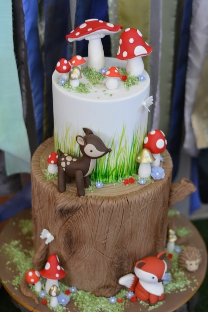 为孩子生日生活在森林主题蛋糕