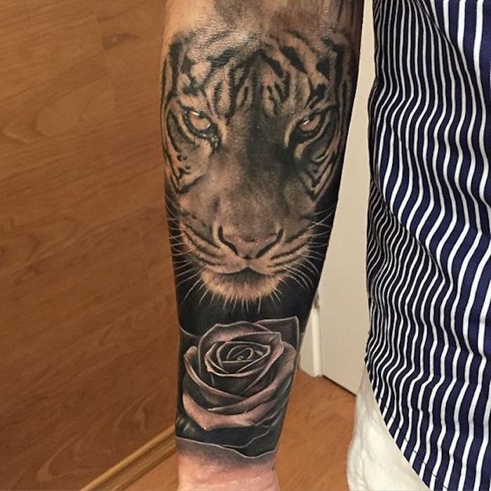 tatouage tête de tigre, rose, homme, chemise rayée en noir et blanc