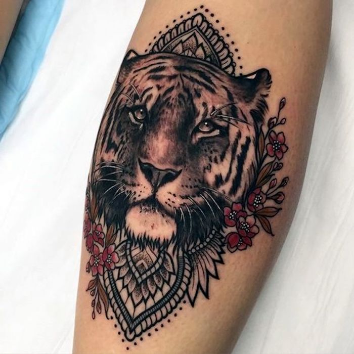 Tatouage tête de tigre, fleurs rouges, tatouage en noir et blanc