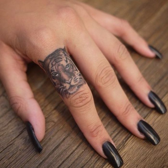 Tatouage de tête de tigre, longs ongles noirs, vernis à ongles, tatouage de la main, tatouage de doigt