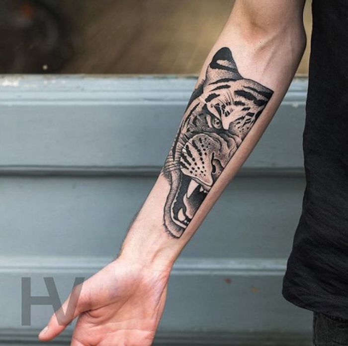 tatuajes de tigre, brazo, media cabeza, hombre, camiseta negra