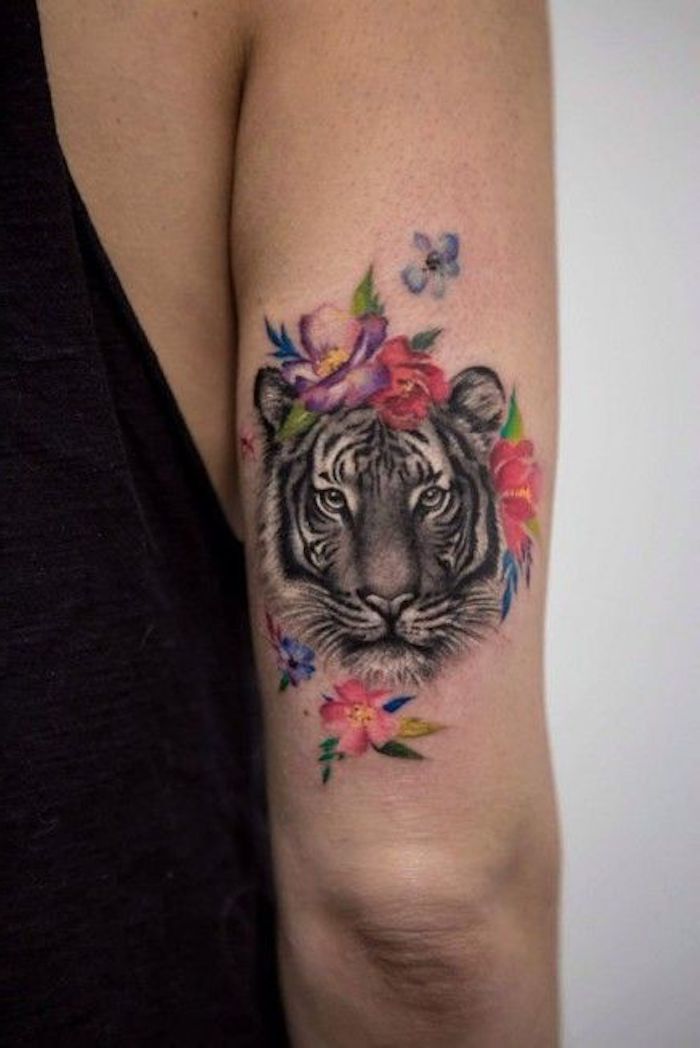 tatuajes de tigre, brazo superior tatuado, flores de colores, cabeza de tigre