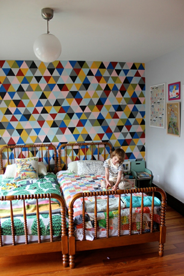 儿童房与原始的墙壁设计 - 色彩鲜艳的配色方案