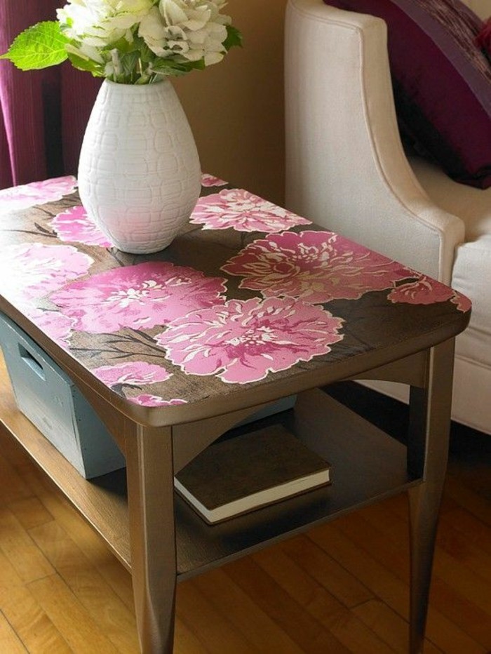 stol-boja-veise-vaza na platnu sa-cvijećem-knjiga-roza-Cvijeće