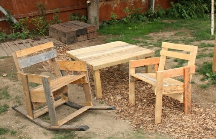 table-with-tuolit valmistettuja kuormalavoja