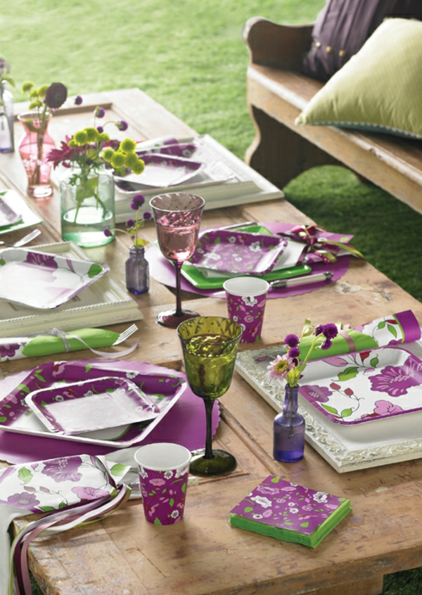 decoración de mesa púrpura y verde para fiesta