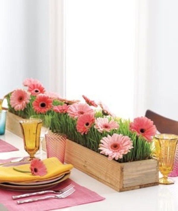 קישוט שולחן יפה - פרחים צבעוניים בתיבת עץ