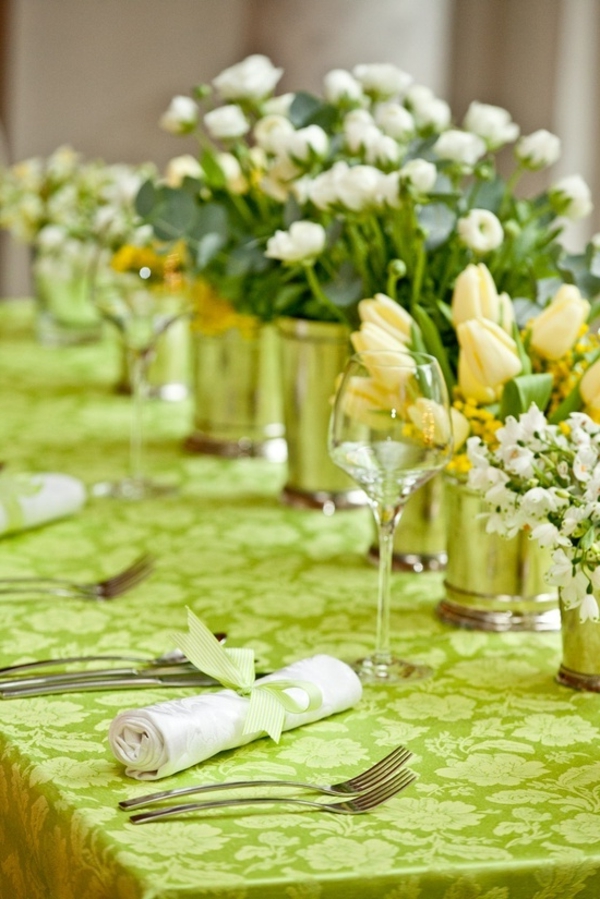 שמיכה ירוקה ופרחים צבעוניים רבים עבור קישוט השולחן המודרני