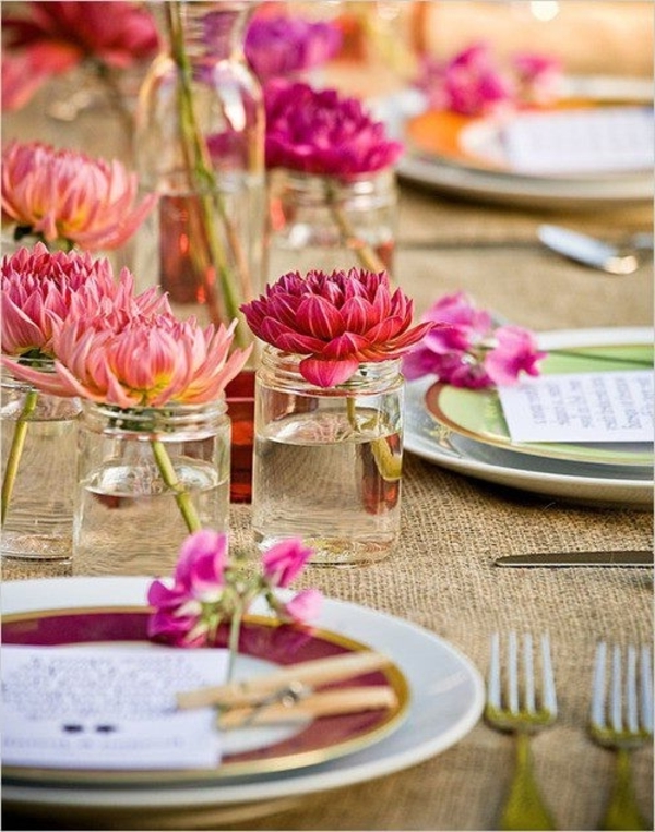 צלחת עם מחליק ופרחים צבעוניים בכוסות עבור קישוט השולחן המקורי