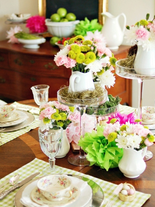 לקשט את השולחן עם אגרטלים זכוכית ופרחים דקים רבים