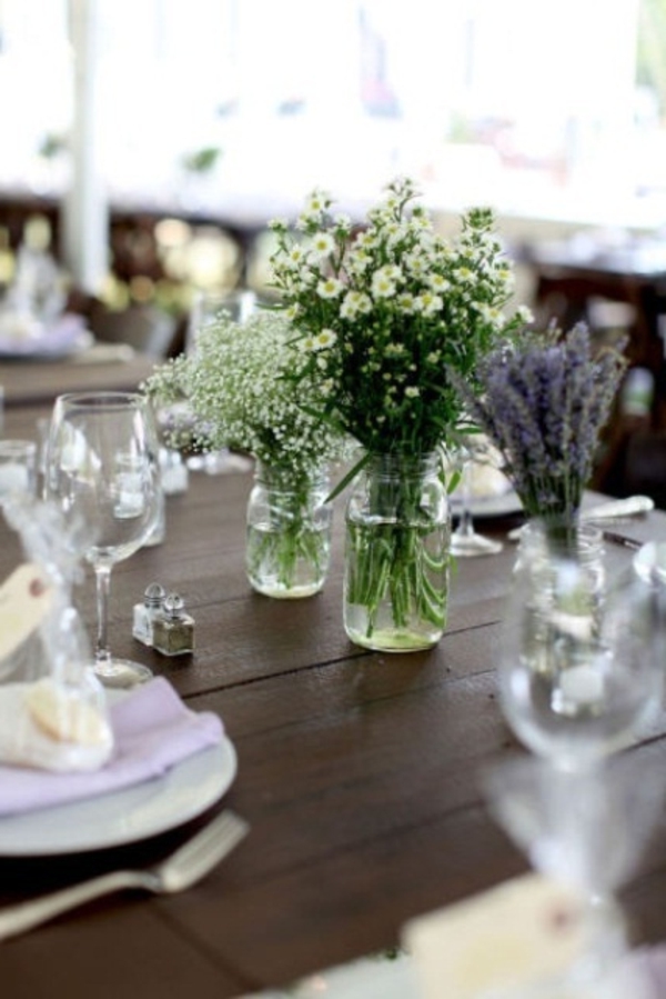 לקשט שולחן עם סט של מנות ופרחים רבים באופן מודרני