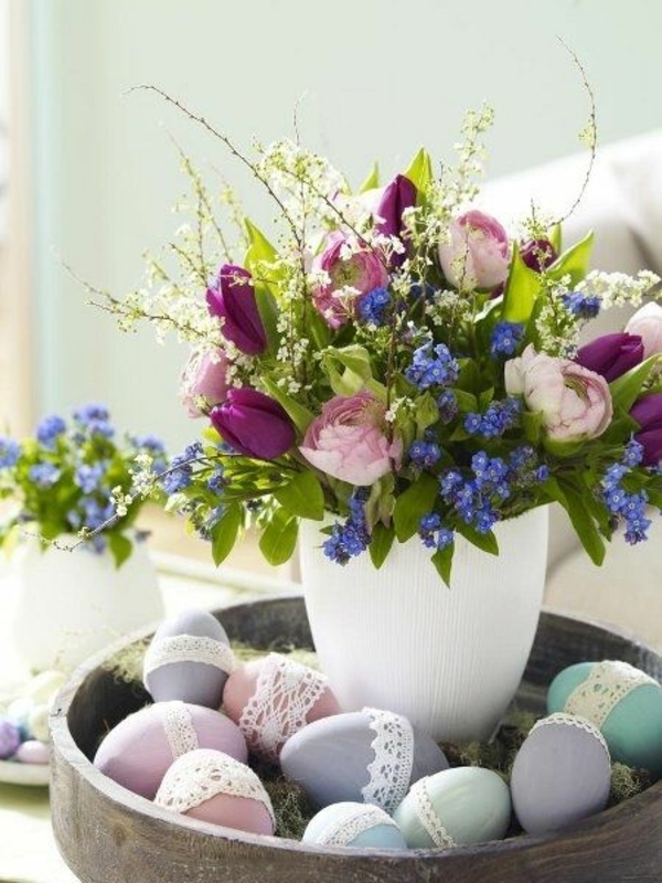 tischdeko-עבור-אביב-רעיונות-עבור-פסחא קישוט שולחן - פרחים וביצים