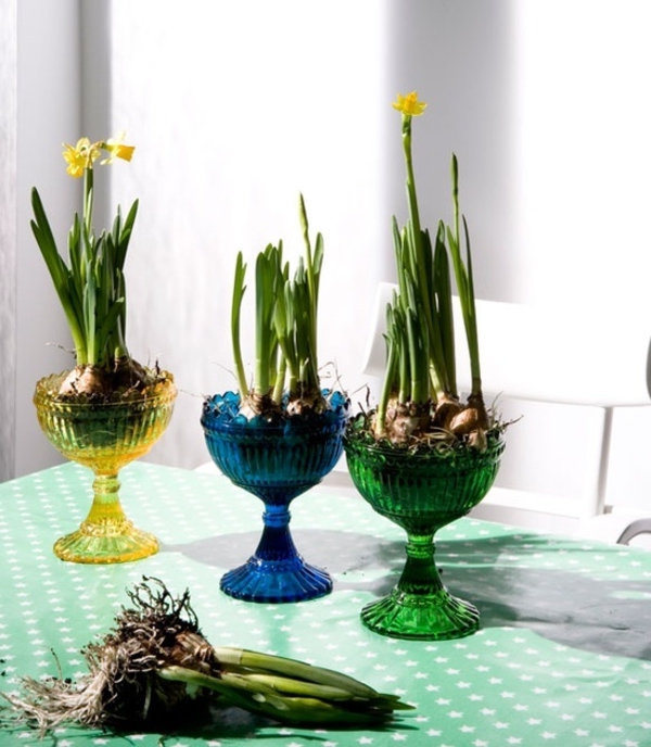 שולחן קישוט עם זכוכית אגרטלים צבעוניים ושורשים