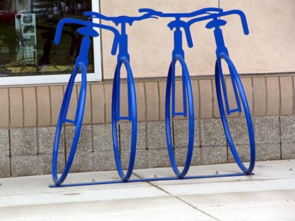 Veliki plavi bicikl stand-u obliku-a-bicikl