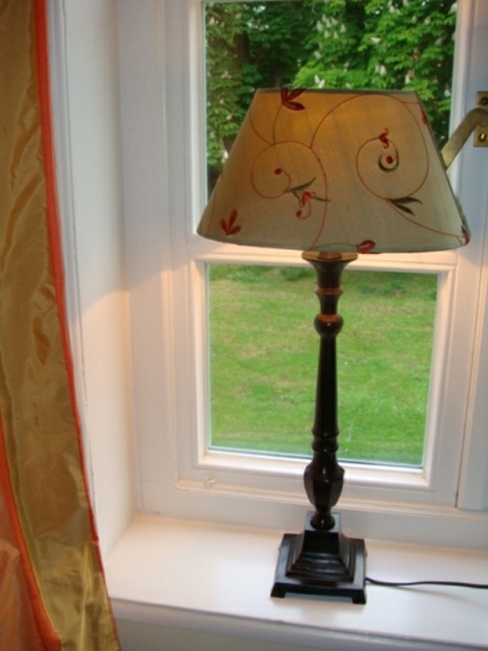 lámpara para windowsill casa de campo vintage celosía ventanas pintadas de blanco