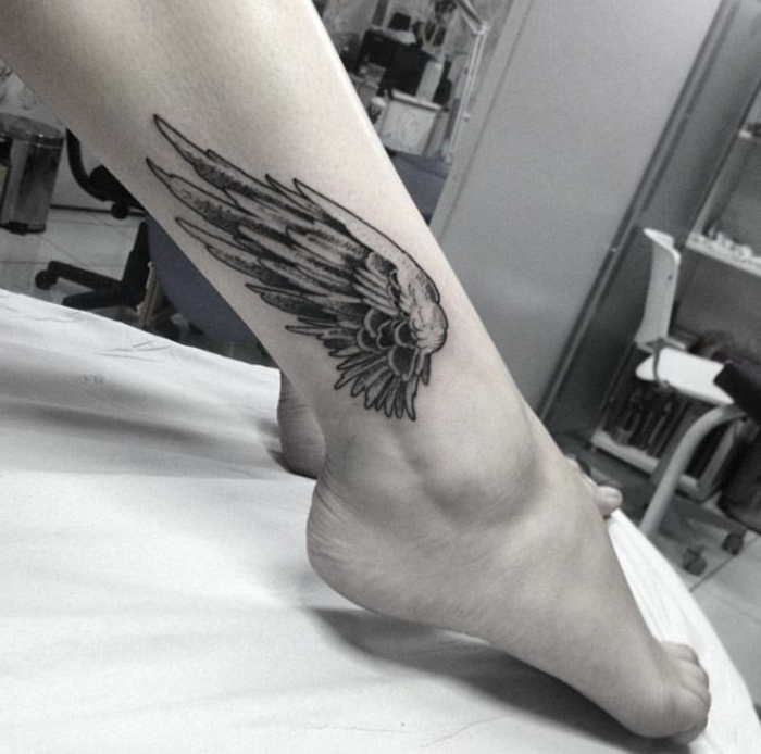 甚至还有一个奇特的想法，为腿部提供一个黑色的天使翼纹身
