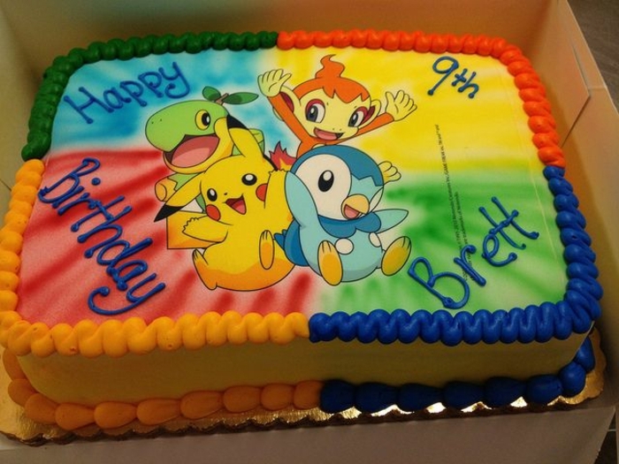 עוגת יום הולדת פוקימון - רעיון פאי פוקימון צבעוני יפה עם ארבעה יצורים פוקימון קטן, פינגווין כחול, פיקאצ'ו צהוב