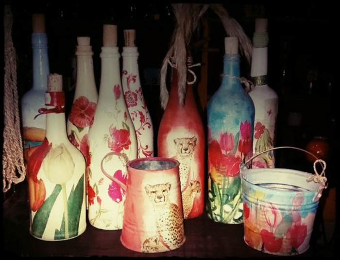grandes ideas para serviettechnik - botellas y cubos con servilletas con flores rosas y rojas y loros