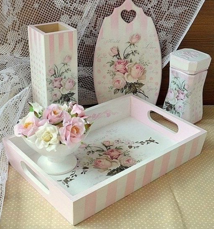 गुलाबी नैपकिन के साथ नैपकिन प्रौद्योगिकी के लिए महान विचार - यहां एक गुलाबी लकड़ी के बोर्ड, एक गुलाबी प्लेट और गुलाबी गुलाब के दो vases