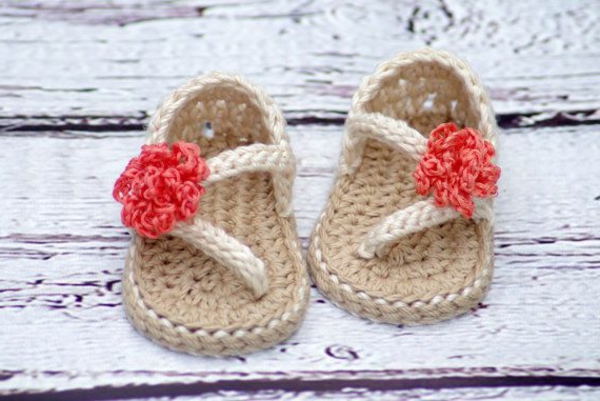 пра-дизайн-плетиво бебешки обувки-пра-идеи-за-за плетене на една кука-бебешки сандали-с-цветя-