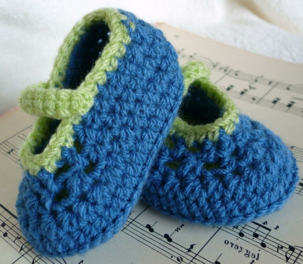 пра-дизайн-плетиво бебешки обувки-пра-идеи-за-плетене на една кука-синьо-зелен
