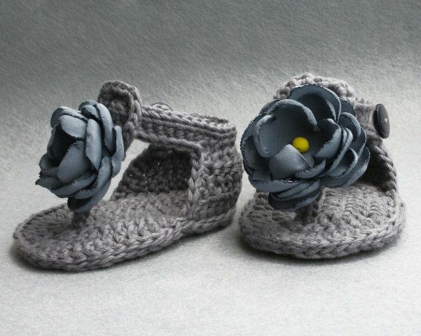 пра-дизайн-плетиво бебешки обувки-пра-идеи-за-плетене на една кука-сиво-бебе обувки-с-цветя-häkeln-