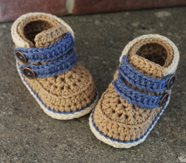 пра-дизайн-плетиво бебешки обувки-пра-идеи-за-плетиво в бежово-и-синьо