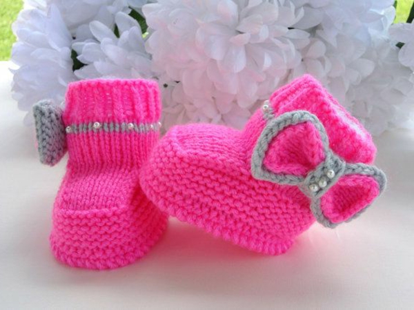 пра-дизайн-плетиво бебешки обувки-пра-идеи-за-плетиво в розово