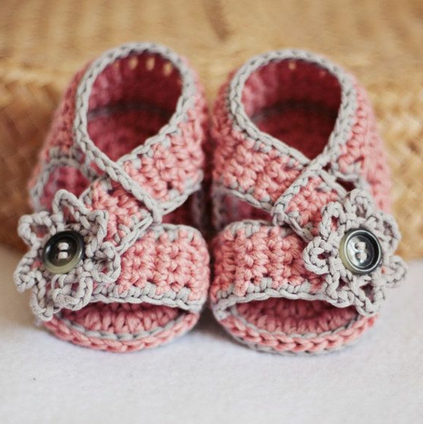 -tolles-дизайн-плетиво бебешки обувки-пра-идеи-за-за плетене на една кука-розово-бебешки обувки-с-цветя-