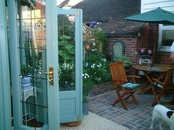 महान डिजाइन-छोटे बगीचे से एक नीली घर