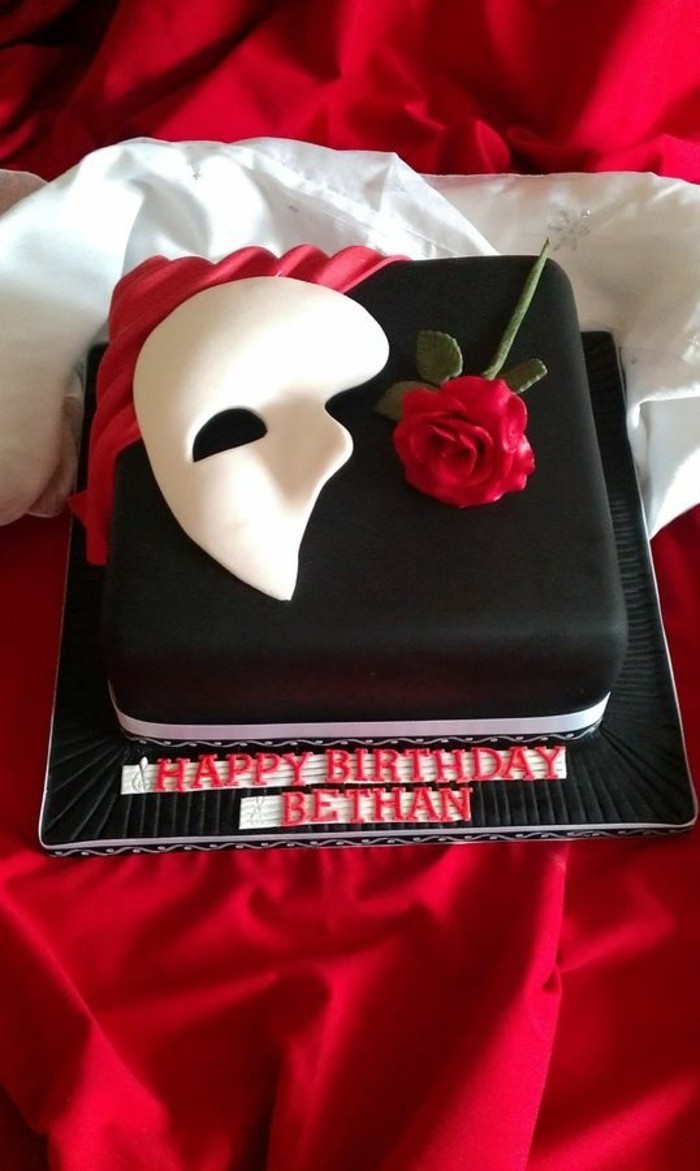 فطيرة إلى 18 عاما تاريخ الميلاد الكعك كعكة مقابل الممثل وقناع الوردة الحمراء الأبيض والأسود