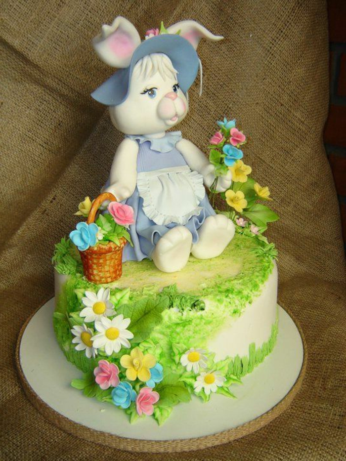 复活节动机蛋糕与装饰的想法复活节兔子由小杏仁饼制成