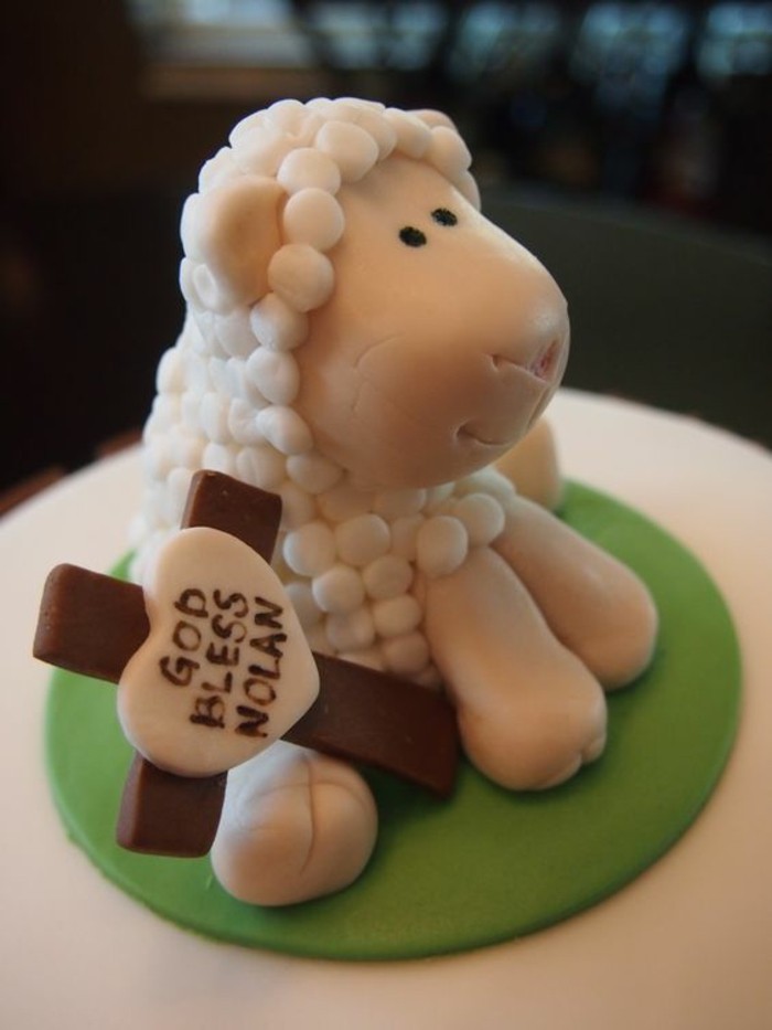 -Drôle tartes à-baptème idée-pour-baptème--Gâteau Mouton Fondant caractère