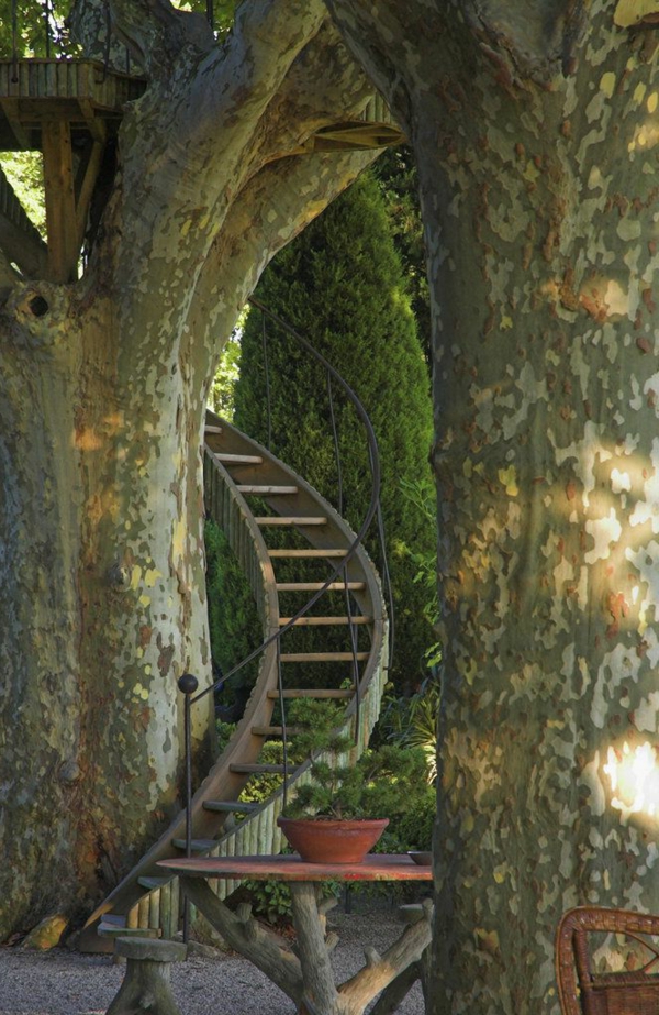 puutarha-kuin-rakentaa-unessa-portaat-in-the-puu-